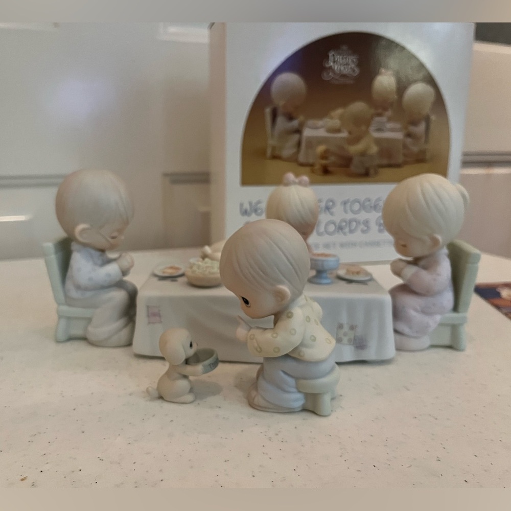 Precious Moments We Gather Together Figurine Set - Picture 3 of 10